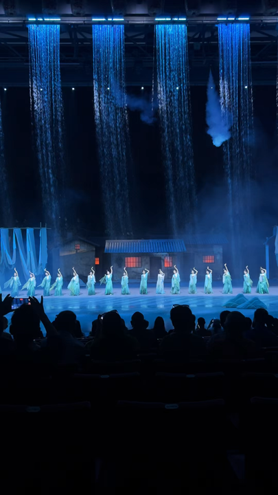 You have to see this show at least once in your life 😍

China is famous for its stage productions and historical shows, and everything is always top-notch. The acting, the special effects, the production, the sets.

During our show, the sets changed several times, and the performers had such gorgeous costumes.

Theatre name: Yinggeqing Theatre, located in Jieyang. Save it for your trip to China.
#guangdongtravel ##VisitGuangdong #jieyang