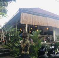 往瑪雅烏布酒店十字路口、有停車場的大型印尼餐廳Warung Mina Ubud