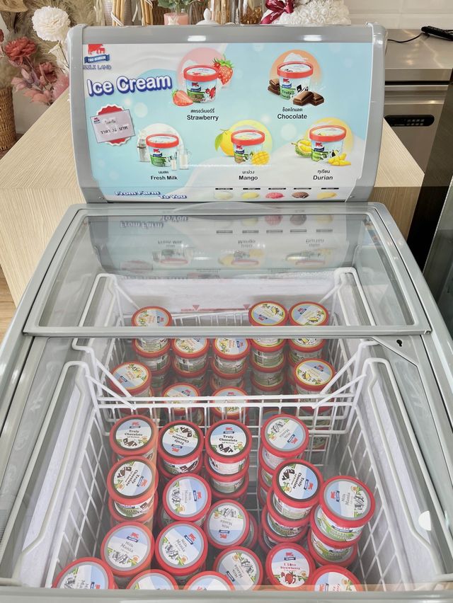 นมชมพูเย็น หวานอร่อยที่ Milk Land 