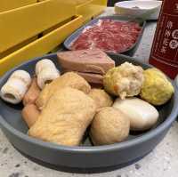 舒適闊落。近百款食材之火鍋放題店