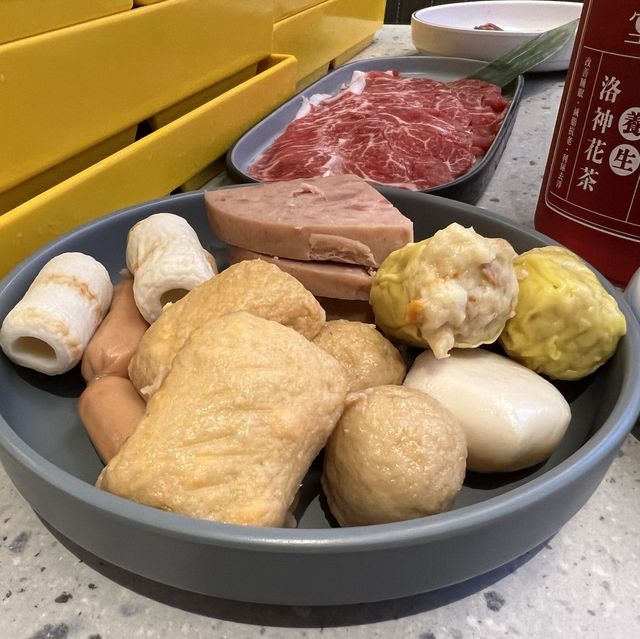 舒適闊落。近百款食材之火鍋放題店
