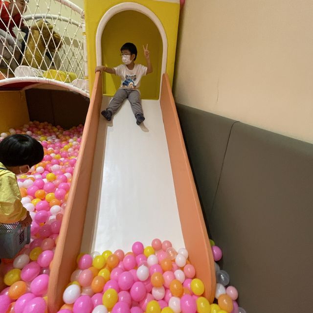 韓燒親子餐廳，小朋友穿韓服玩遊樂場！