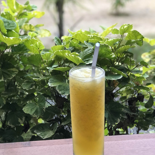 庫塔市區，寧靜幽雅的餐廳，一杯現打橘子汁冰沙，只要美金1元：Kedin Cafe