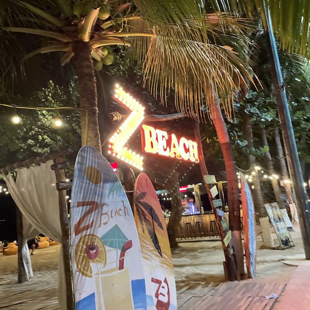 街の中心にあるビーチバー「Z Beach」