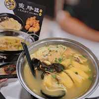 營養豐富嘅藥膳黃酒花膠雞米線