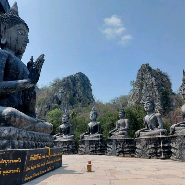 สักการะพระพุทธรูปหิน ที่วัดถ้ำกระบอก