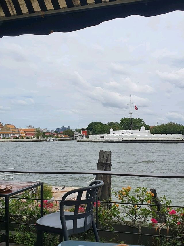 คาเฟ่ริมแม่น้ำเจ้าพระยา • VIVI The Coffee Place •