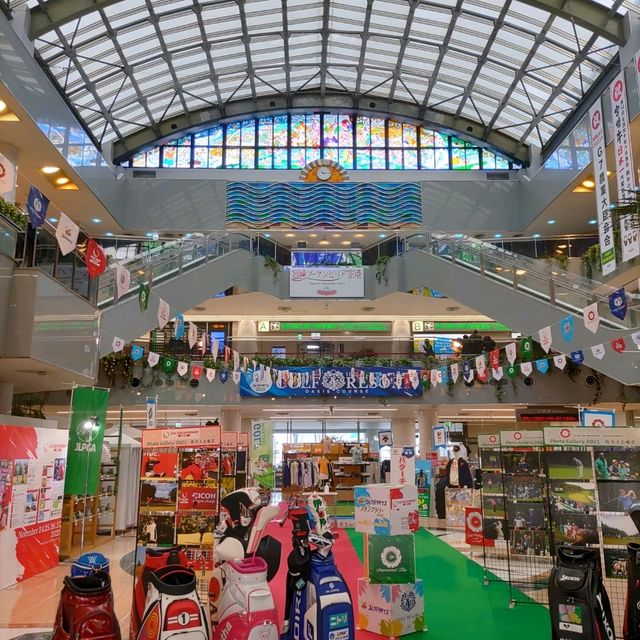 宮崎空港には航空大学校の訓練機が屋上に展示されている