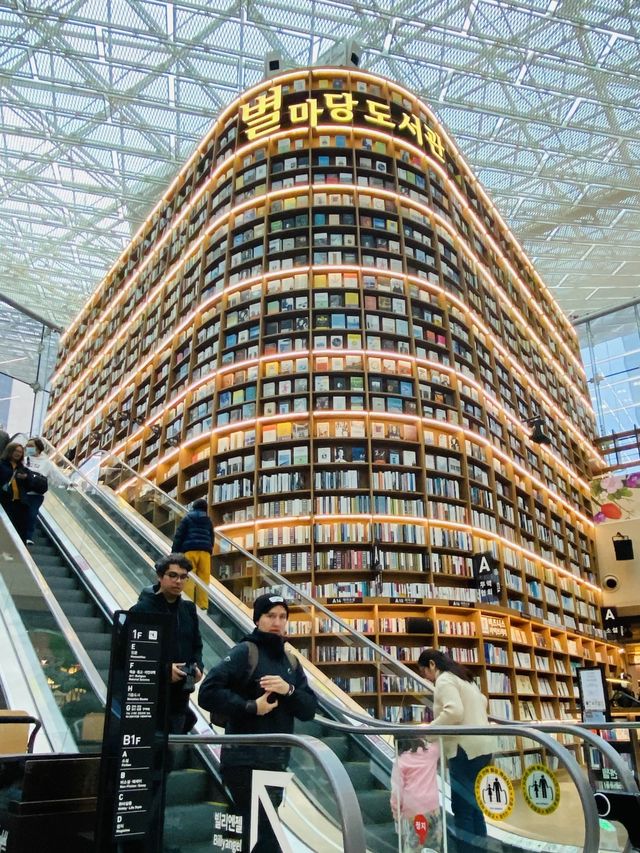 猶如置身於美麗書房的大型Shopping Mall