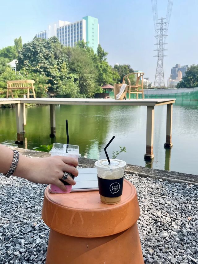 🤎 mama cafe. คาเฟ่ริมน้ำ ใจกลางเมือง รัชดา 🪑🧸