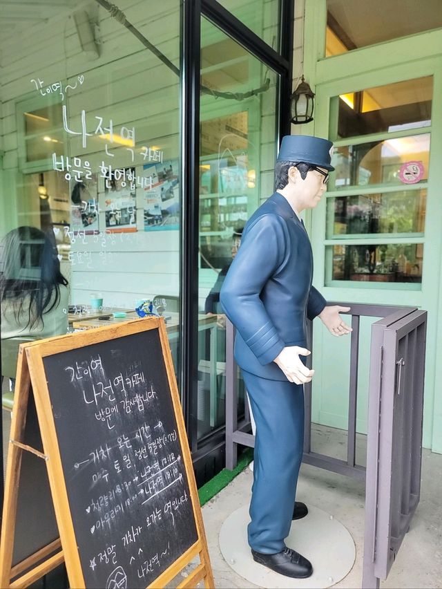 커피도 마시고 간이역의 매력에 빠져도 보고🧡