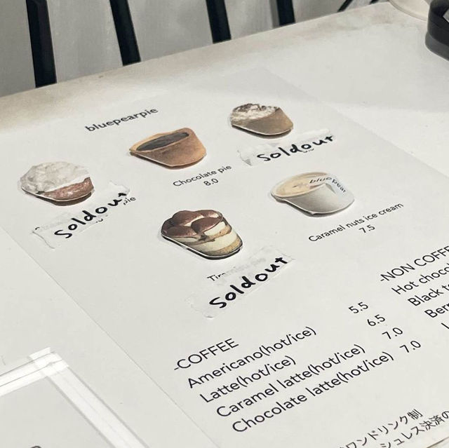 「Bluepearpie」：簡約風格咖啡店，咖啡香氣十足