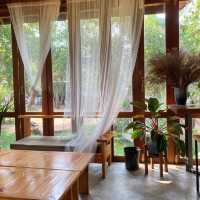 คาเฟ่ในสวน ใกล้โรงเรียนวาปีปทุม