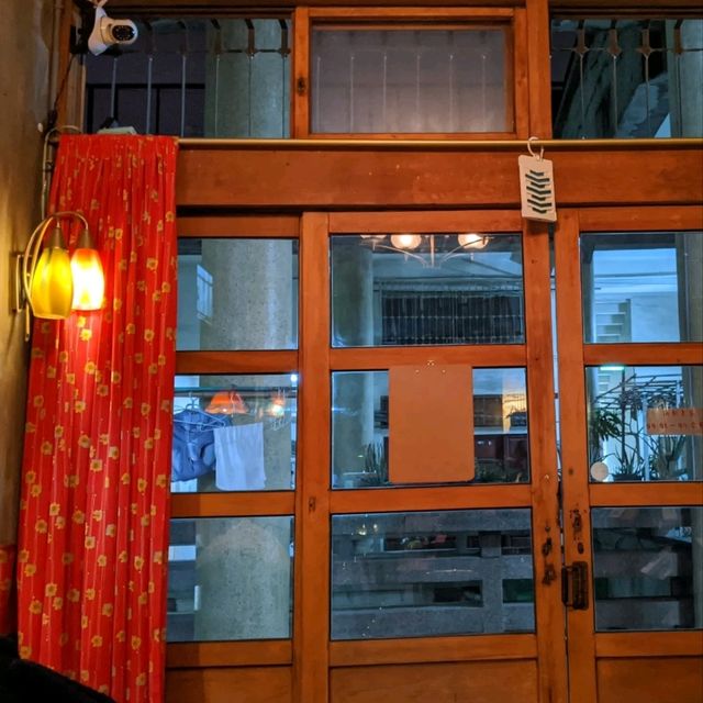 菜市場二樓的神秘小天地，滿滿港式復古風：秘氏咖啡