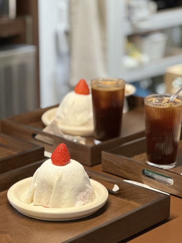 모던하고 감각적인 실내공간에서 🍮 귀여운 거북이를 닮은 디저트를 즐기실 수 있는 용산구 실내데이트 명소