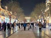 在現代大街上的古舊建築▪︎享受散步和購物的樂趣