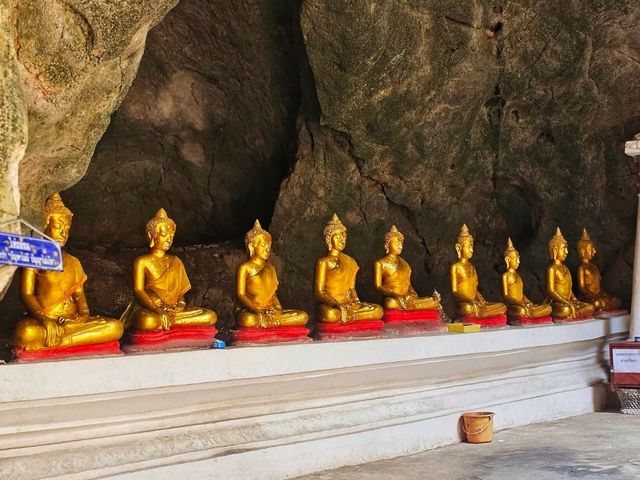 ณ  ถ้ำเขาหลวง