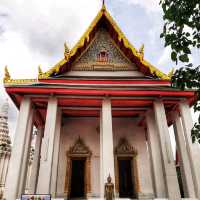 สักการะพระพุทธไสยาสน์ วัดมหาพฤฒารามวรวิหาร