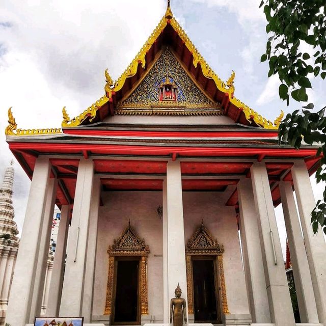สักการะพระพุทธไสยาสน์ วัดมหาพฤฒารามวรวิหาร