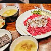【首爾】韓國生拌章魚牛肉，新鮮食材健康美味。