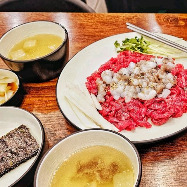 【首爾】韓國生拌章魚牛肉，新鮮食材健康美味。