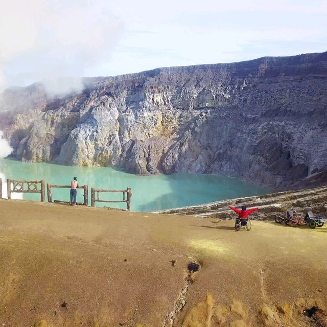 เข็นวีลแชร์ขึ้นภูเขาไฟ Kawah ijen