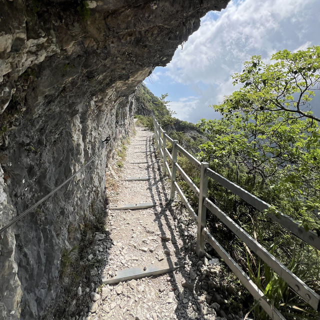 Conquer your fears and walk on the edge at Zhuilu Old Trail—where adventure meets breathtaking views