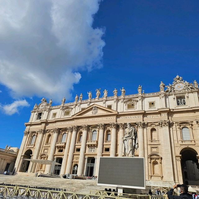 [ヴァチカン]ローマ市内の中にあるヴァチカンのシンボル[サン・ピエトロ寺院]