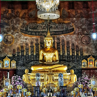 กราบขอพรพระประธานยิ้มรับฟ้า