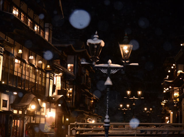 《銀山温泉》趣深い温泉街と雪景色