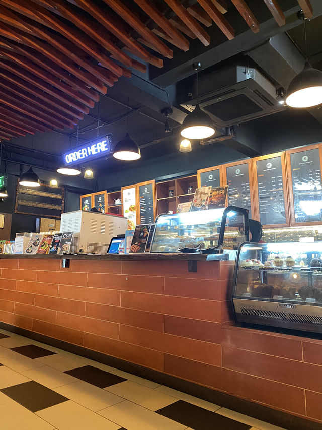  Al Khatiri Kofee: Cozy Vibes and Comforting Chicken Porridge! 