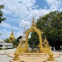 Wat Thepleela：金碧輝煌中的花園秘境 🌺