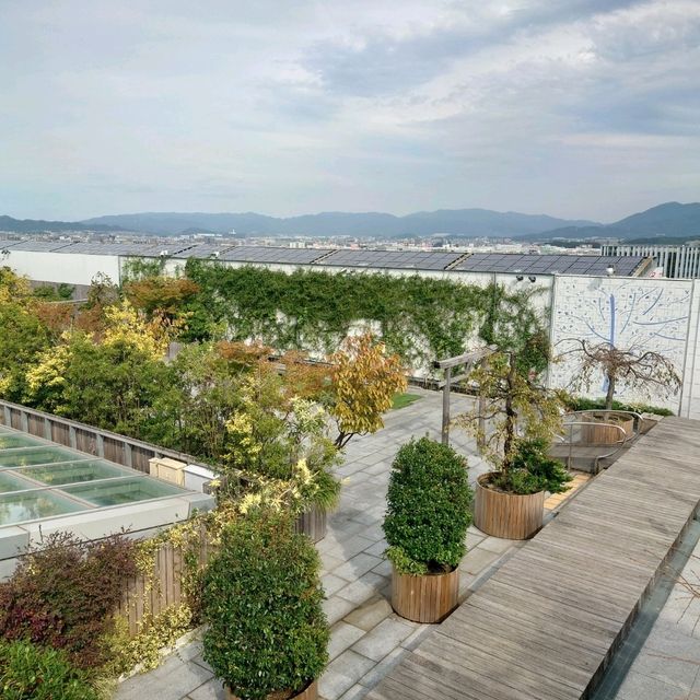 JR博多駅ビルの屋上展望台「つばめの杜ひろば」