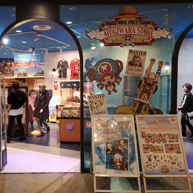 Exploring the Mugiwara Store in Tokyo Tower!