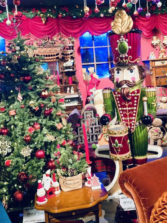 A Cozy Christmas Outing 🎅