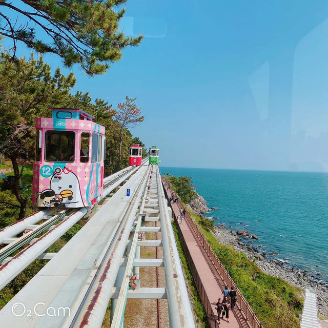 可愛度爆表❤️💙💚 釜山 海雲台 天空膠囊列車，一定要先上網預訂喔！