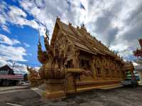วิหารสีทองอร่ามงดงามเป็นเอกลักษณ์ ใจกลางเมืองน่าน