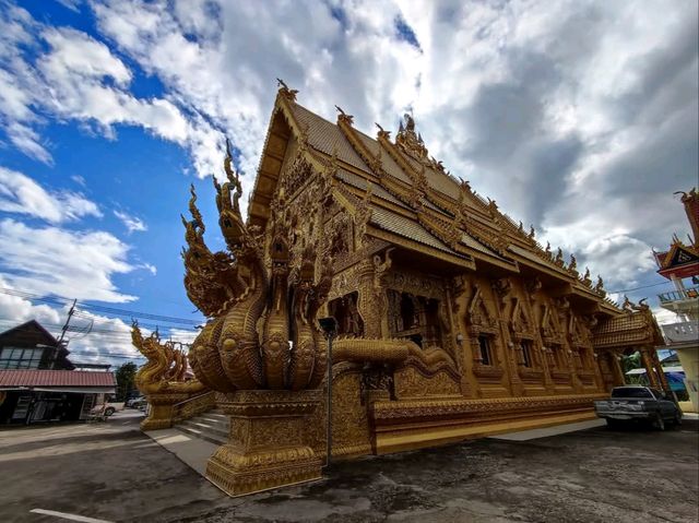 วิหารสีทองอร่ามงดงามเป็นเอกลักษณ์ ใจกลางเมืองน่าน