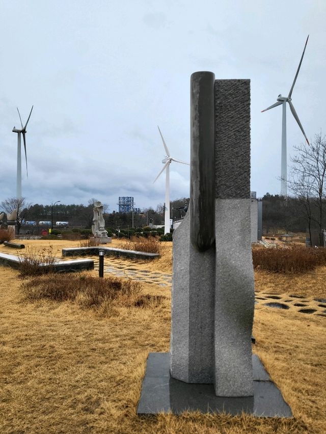 독특한 작품들이 전시된 영덕 조각공원