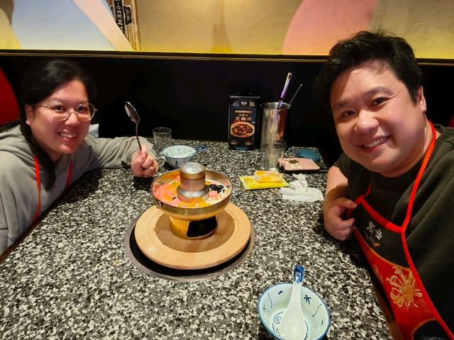 一間非常摩登的火鍋店帶有懷舊而有趣的氣氛