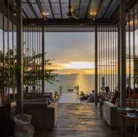นั่งจิบกาแฟ ชมพระอาทิตย์ตกชิคๆ 🌅