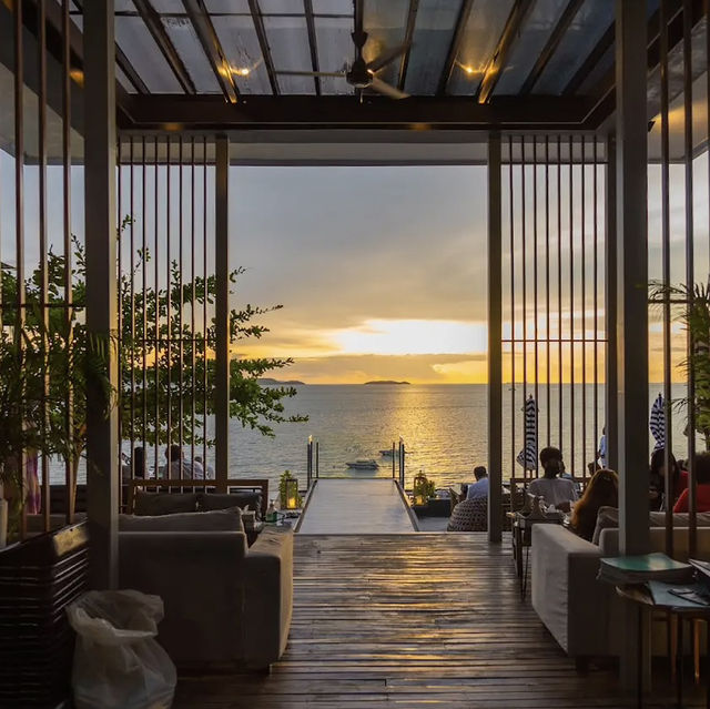นั่งจิบกาแฟ ชมพระอาทิตย์ตกชิคๆ 🌅