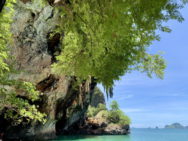 หาดไร่เลย์ กระบี่:หาดสวย ทะเลใส มีภูเขาใหญ่โอบล้อม