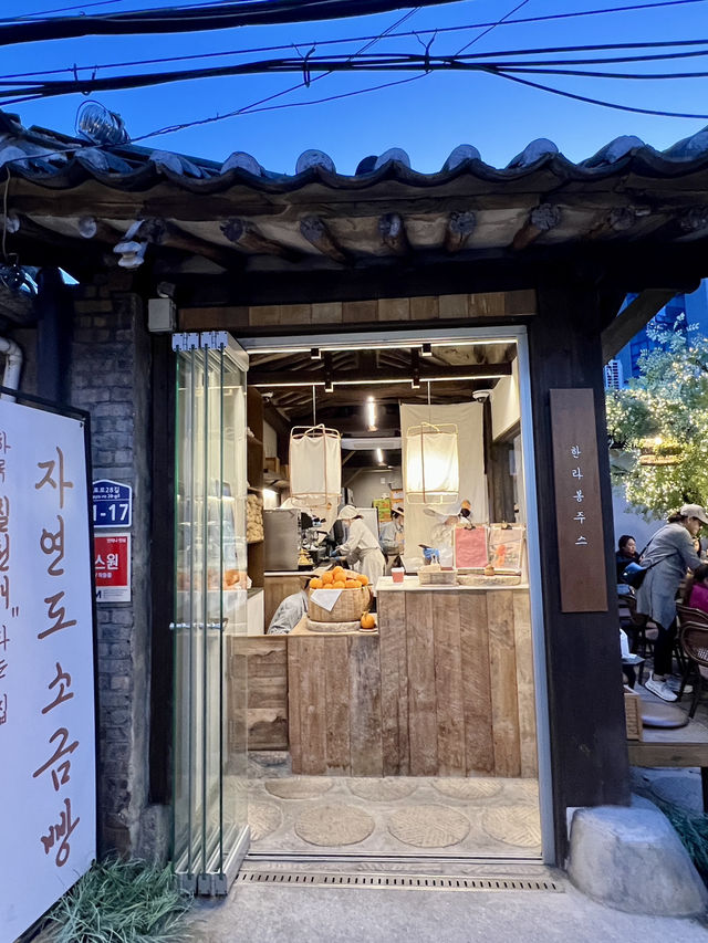 益善洞 ジャヨンドソグムパン併設カフェでパンとドリンク