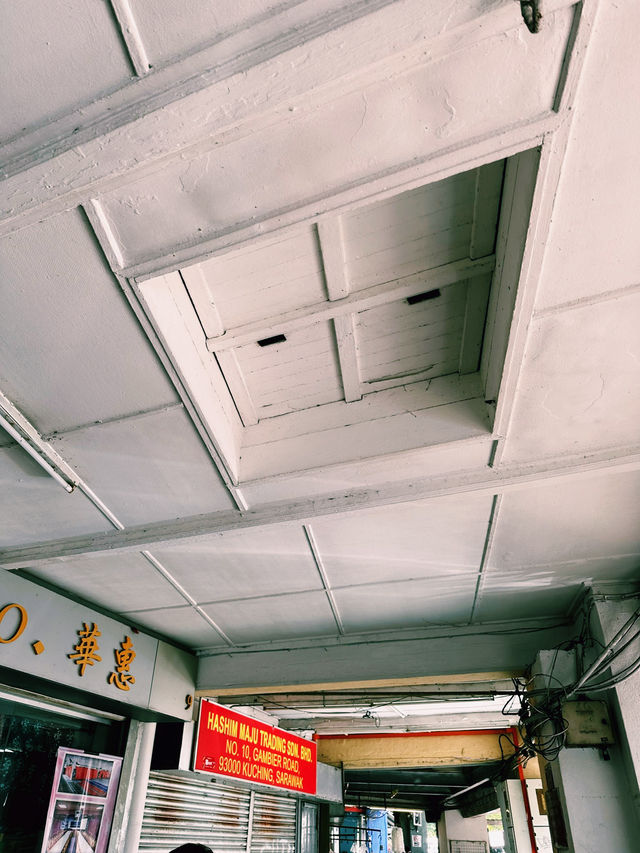 Time Travel on Foot – A Heritage Stroll Through Kuching Old Town!