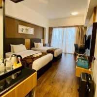Emerald Serenity: A Haven of Luxury and Tranquility
