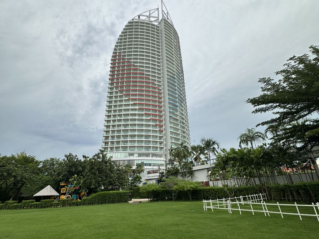 หาดโรงแรมเมอเวนพิคกับแสงอาทิตย์ตกอันโรแมนติก