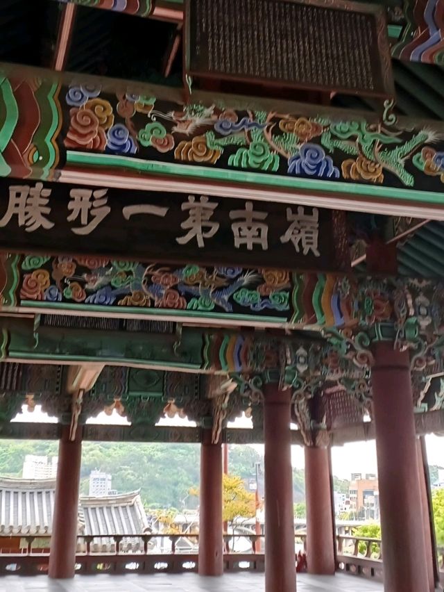 남강과 성벽이 어우러진 진주의 명소