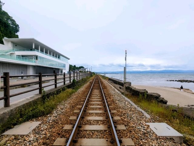 富山 | 雨晴海岸，冰見線上的壯闊海景。