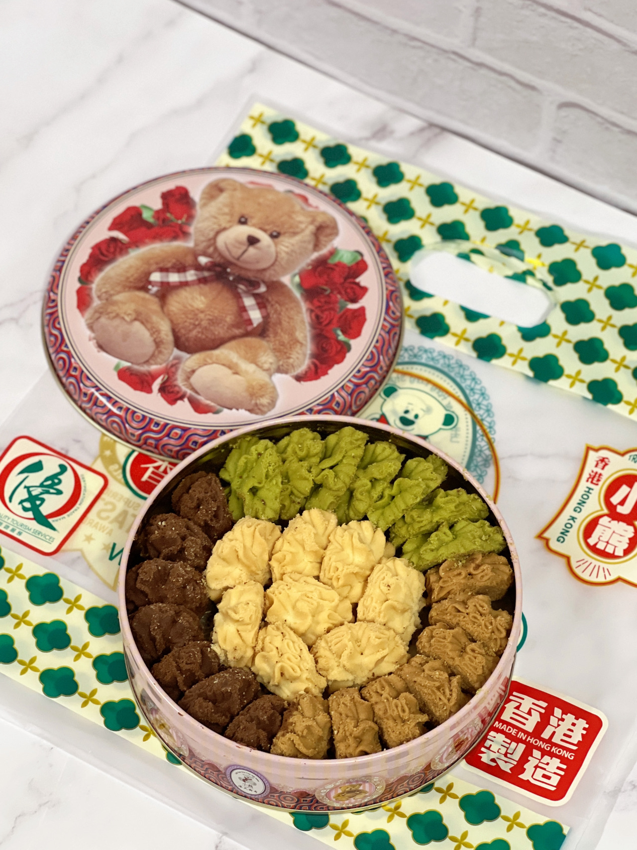 
If you are visiting Hong Kong, this local bakery is recommended. It is conveniently located in Lok Road, Tsim Sha Tsui. All handmade bakery products are 100% made in Hong Kong. They strictly select high-quality imported ingredients. Many canned cookies and freshly made meat floss cakes are all signature products. The production process is meticulous.
.
The store is full of bear elements inside and outside, with bear patterns, bear plush dolls and bear models, which are very cute. Remember to recognize the logo of Bear Hong Kong Cookies, which is one of the authentic souvenirs that cannot be missed in Hong Kong!
.
🔸Bear Hong Kong Cookies - $140
The must-buy signature cookie package is the best-selling product of the store. There are many cover patterns to choose from, and there are five flavors of cookies inside at once, including Spanish strawberry flavor, French original flavor, Italian coffee flavor, Belgian chocolate flavor and Japanese matcha flavor, which has the diverse characteristics of Hong Kong.
.
Each butter cookie is crispy and soft, and has a rich milky and buttery flavor when you bite it.
--------------------------------
Little Bear of Hong Kong
Address: Shop 7A, G/F, Huayuan Building, 36-50 Lok Road, Tsim Sha Tsui
#Register for June Hotel Test Sleeper 2025 #foodphotography #food guide #Hong Kong Food #Hong Kong Good Places #Hong Kong